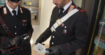 Roma, clonazione: “skimmer fantasma” e microcamera in uno sportello bancomat del centro storico