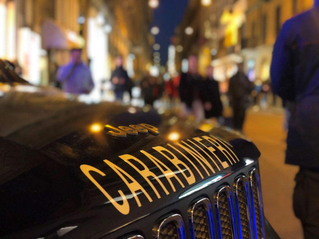 Roma, shopping di lusso con borse schermate: trovata refurtiva per oltre 2.100 euro in uno zaino di due romeni in Centro Storico