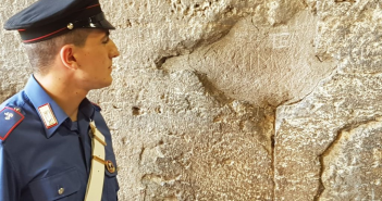 Roma, ennesimo sfregio ai danni dell’Anfiteatro Flavio: turista incide la sua iniziale sulla parete interna