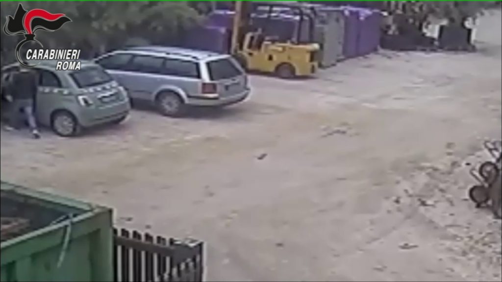 Ostia, arrestati due fratelli piromani, davano fuoco ad auto e cassonetti: danni per oltre mezzo milione di euro