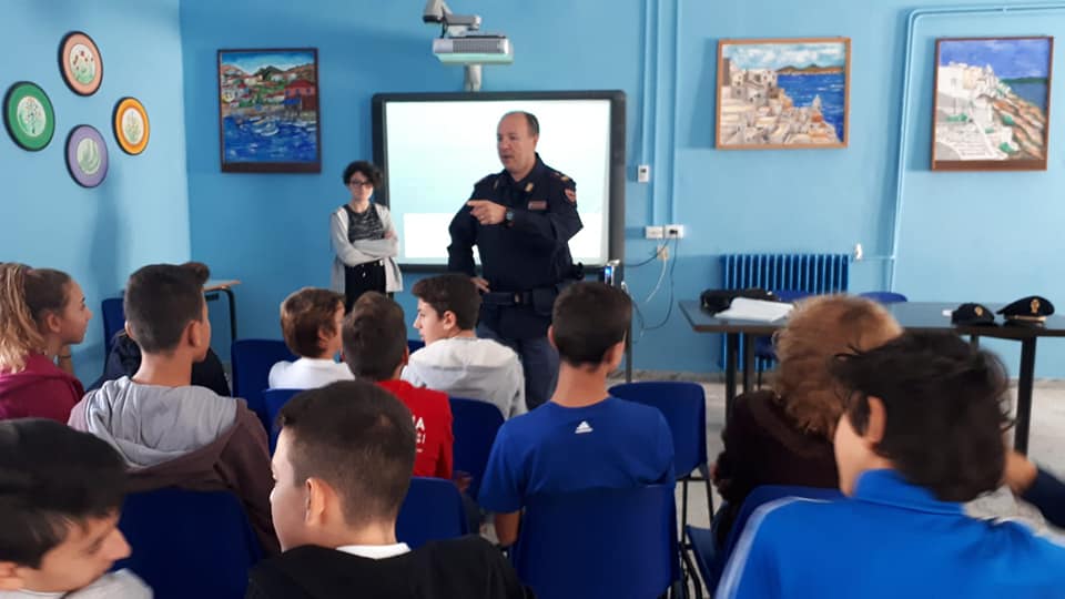 Latina, “#liberalalegalità”: primo incontro della Polizia di Stato all’Istituto Comprensivo Carducci di Gaeta