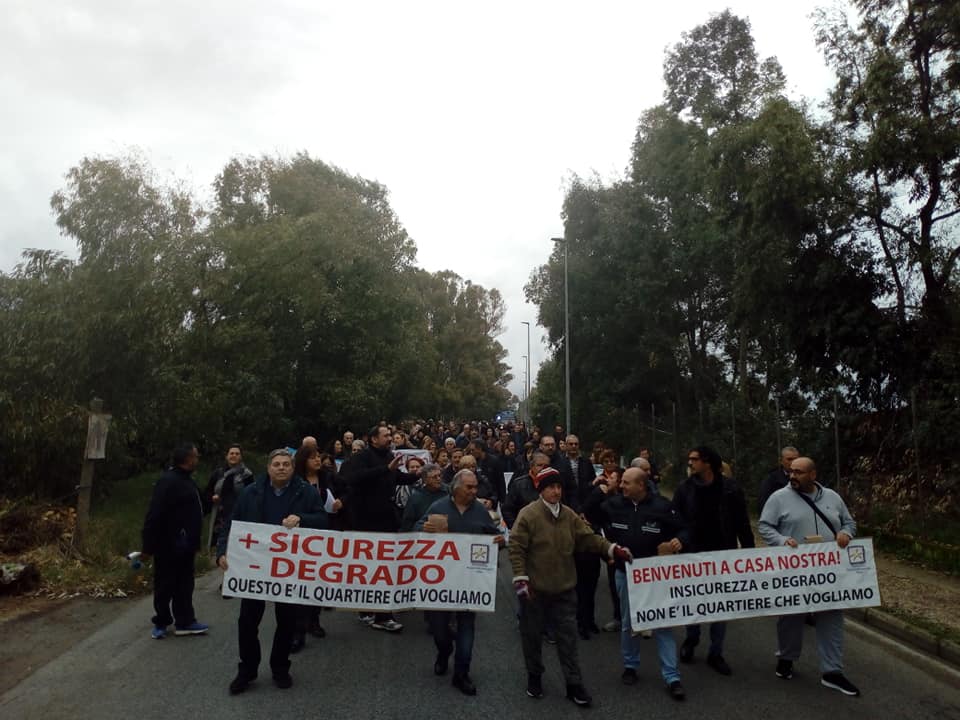 Tor San Lorenzo, più di 200 cittadini in strada per la sicurezza e la legalità (FOTO-VIDEO)