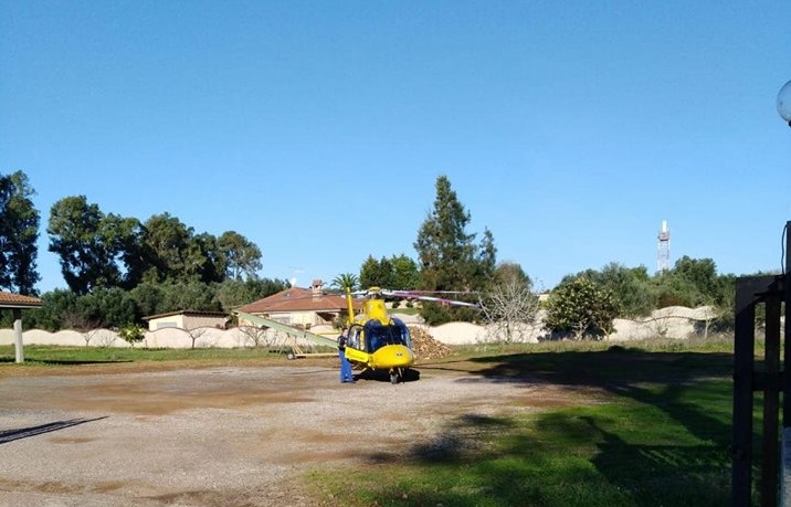 Pomezia, donna travolta in strada da un’auto: è grave