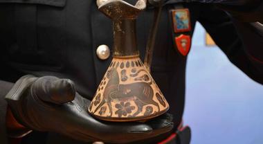 Roma, nascondevano in auto prezioso vaso etrusco risalente a 2.400 anni fa: due denunciati