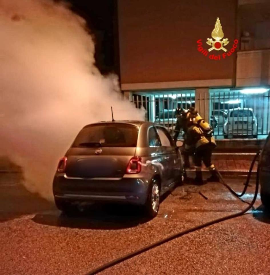 Latina, auto in fiamme in via Oslo