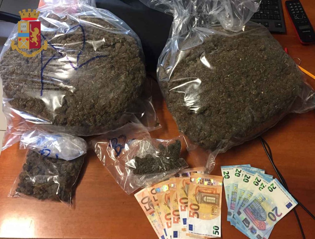 Roma, pronti a salire su un pullman diretto a Venezia con 4 kg e 300 grammi di marijuana: arrestati 2 nigeriani
