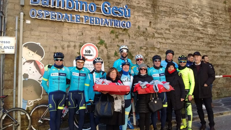 Ardea, il Team De Paolis dona calze ai piccoli pazienti dell’ospedale Bambino Gesù