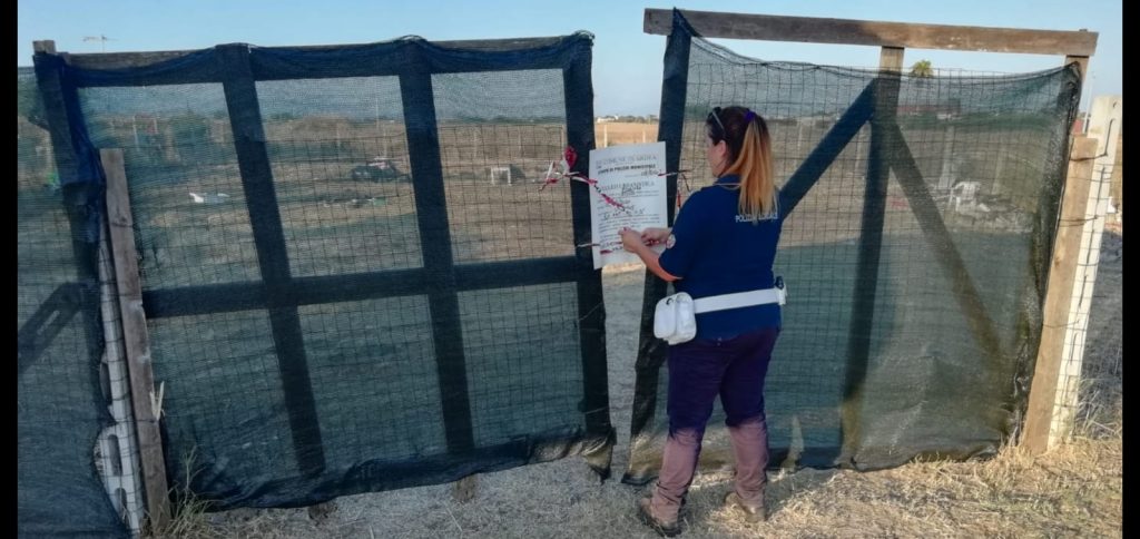 Ardea, la Polizia Locale pone sotto sequestro un’area occupata da una famiglia Rom