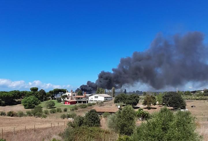 Ardea, la nuova terra dei fuochi. Roghi tossici persistono sul territorio rutulo. I Sindaci di Ardea e Pomezia il 2 settembre saranno dal Prefetto per l’emergenza incendi