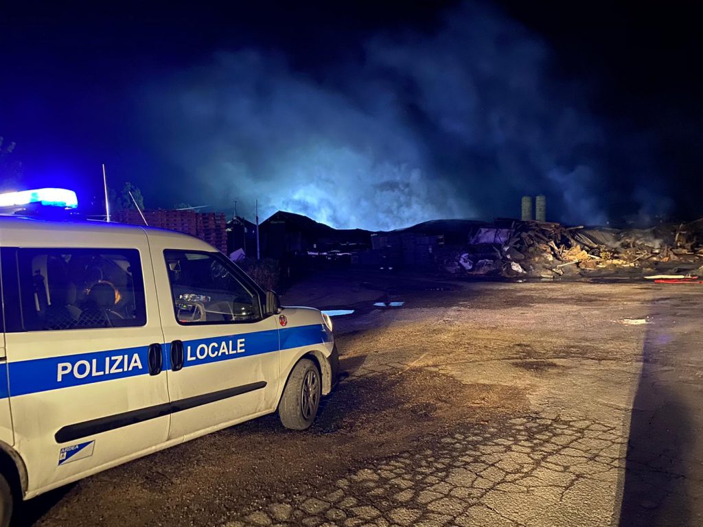 Ardea, la polizia Locale sorveglia l’area interessata dall’incendio del 19 e 20 agosto in Via Valle Caia