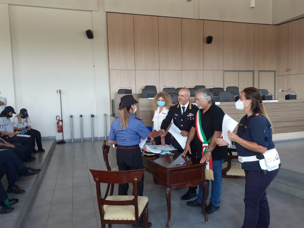 Ardea, il Comune consegna il decreto di nomina a “Guardia Ecoambientale” a 40 volontari