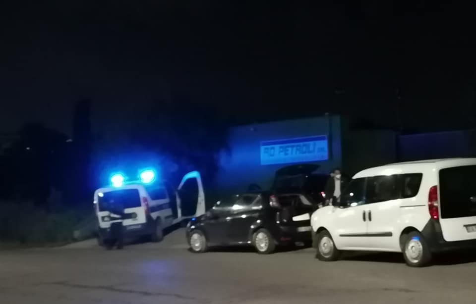 Ardea, buca killer in via Laurentina: strage di gomme e cerchioni in pochi minuti