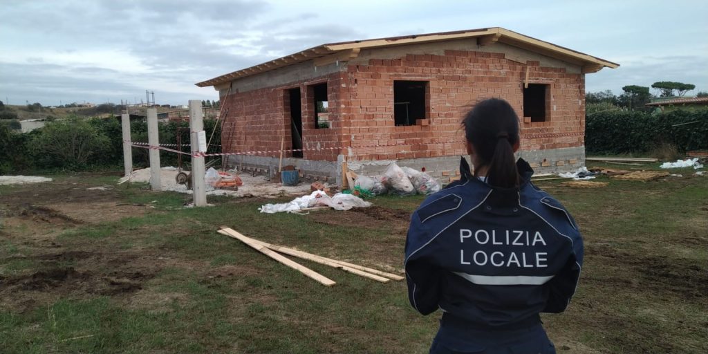 Ardea, la Polizia Locale sequestra manufatti abusivi per oltre 900 metri cubi