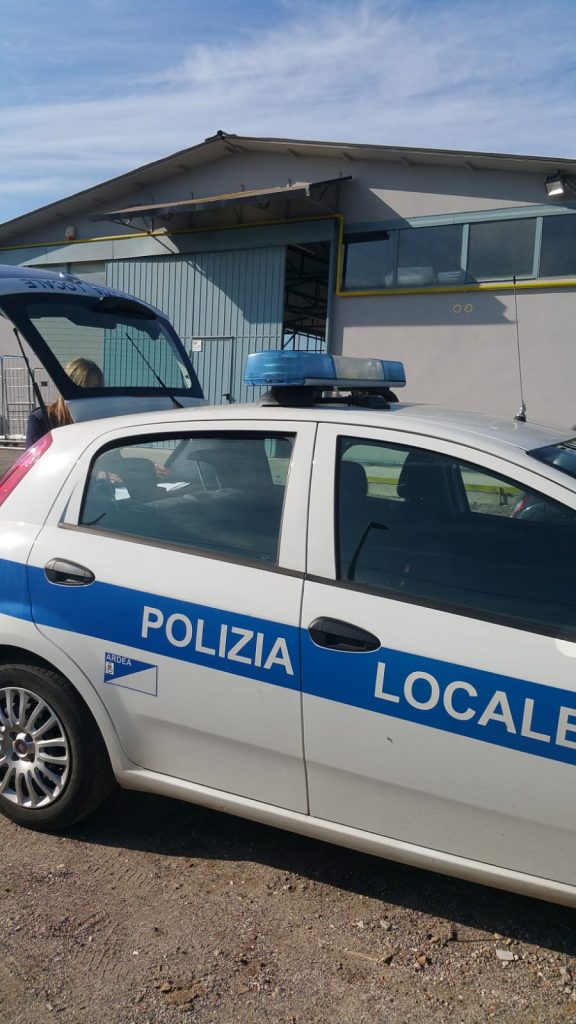 Ardea, la Polizia Locale interviene in un incidente stradale e recupera gli oggetti rubati ad una signora
