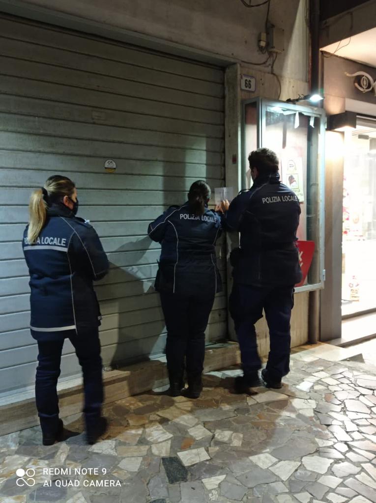 Ardea, assembramenti nei negozi e clienti senza mascherina. La Polizia Locale sanziona le irregolarità