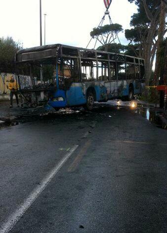 In fiamme autobus Atac a Castelporziano: era in servizio da 18 anni