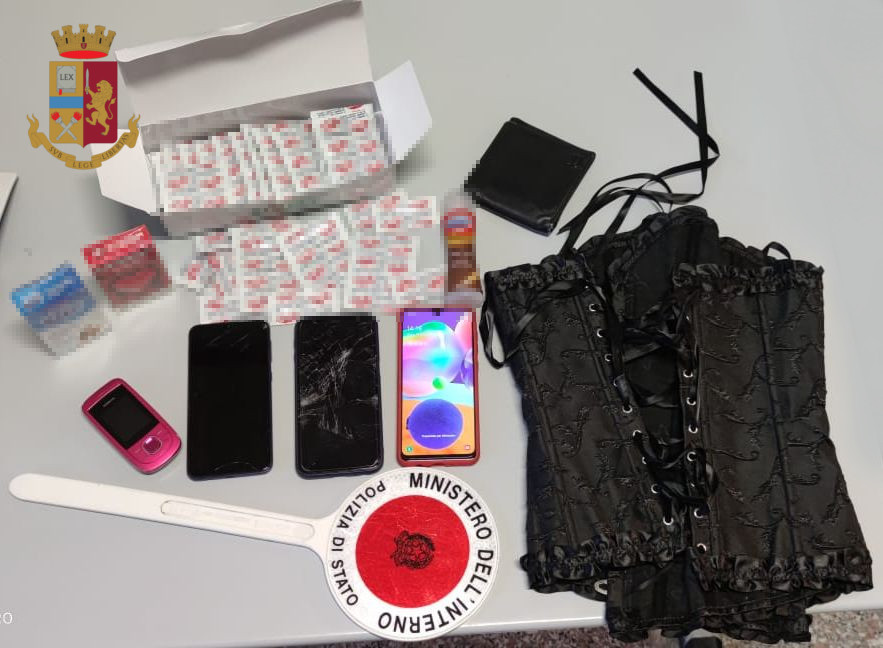 Roma, faceva prostituire la moglie e divideva gli incassi con la mamma