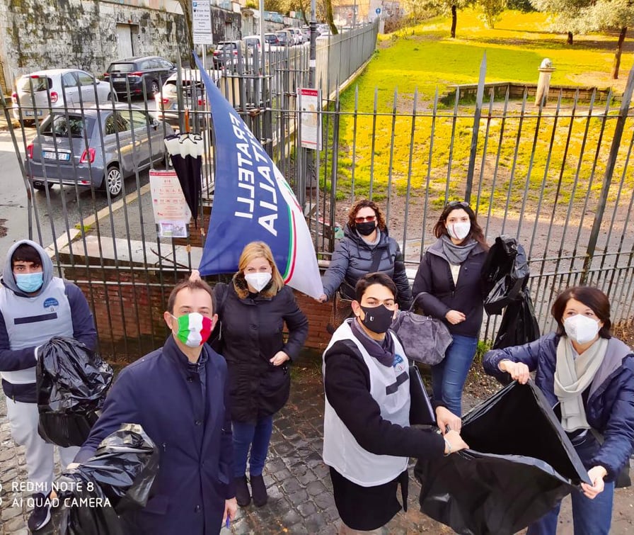 Villa Chigi, degrado e cumuli di rifiuti abbandonati. Fratelli d’Italia: «I nostri appelli caduti nel vuoto»