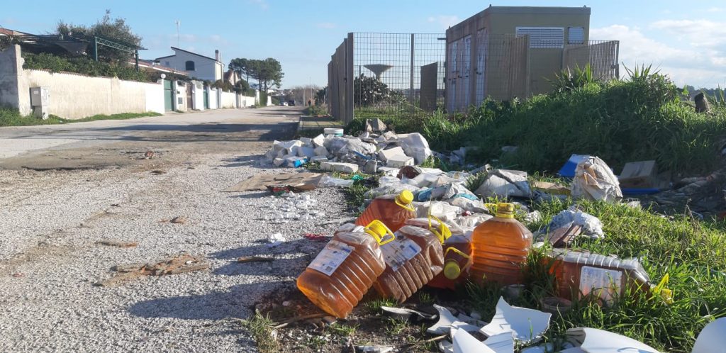 Ardea, viale marino, discarica abusiva di olio e altri rifiuti