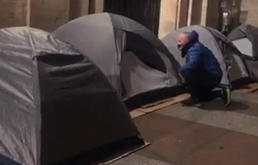 Roma, che fine hanno fatto Fabrizio e sua moglie, i coniugi accampati in Piazza San Pietro? Bisson (Presidente Ass. ‘Una Mano Solidale’): “Era tutto pronto per il loro trasferimento nel nuovo appartamento ma non li ho più sentiti”