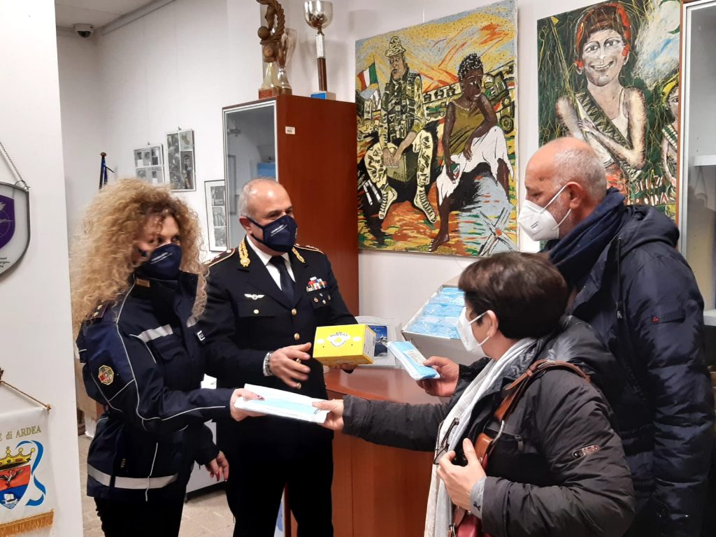 Covid-19, “Corrieri del sorriso”: consegnate 4.100 mascherine agli I.C. di Ardea 1-2-3