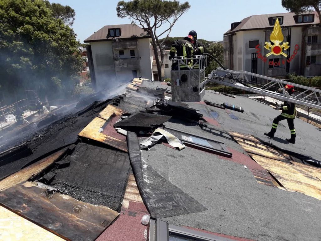 Anzio, incendio sul tetto di una casa in cantiere