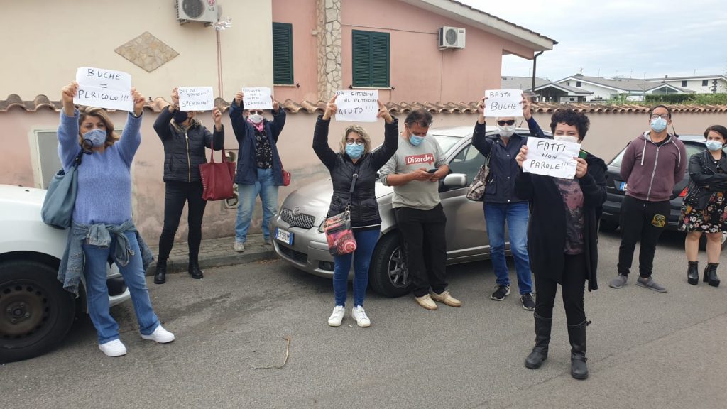 “Noi di Ardea…e poi”, cittadini davanti la casa del sindaco: “Basta strade disastrate ad Ardea, il Comune intervenga”