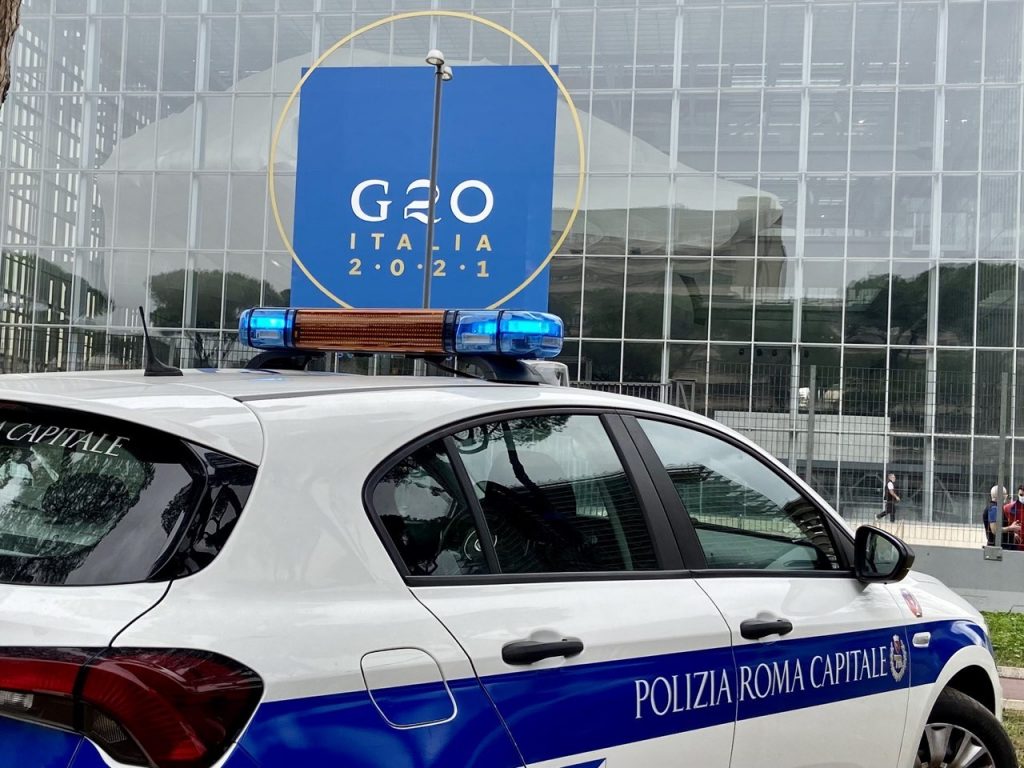 Roma, controlli G20: polizia locale arresta un uomo per aver aggredito un agente con un bastone