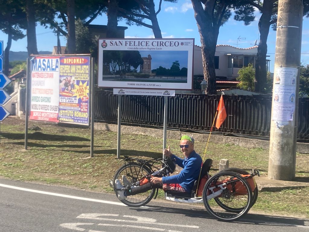 Handbike e inclusione: il “World Inclusive Trip” di Sasha Avdevich a San Felice Circeo