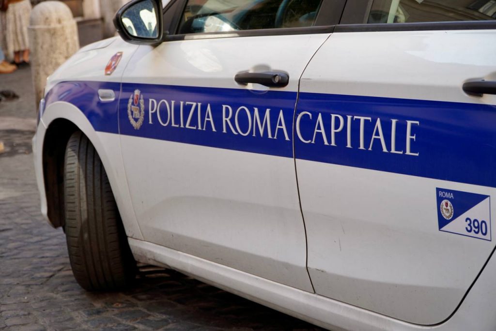 Schiaffeggiava donne in strada