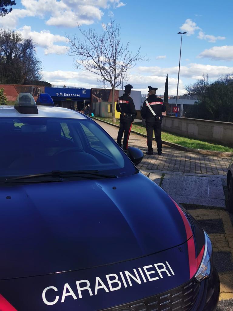 Santa Maria del soccorso, tentano di rapinare giovane nei pressi della metro: carabinieri arrestano un uomo