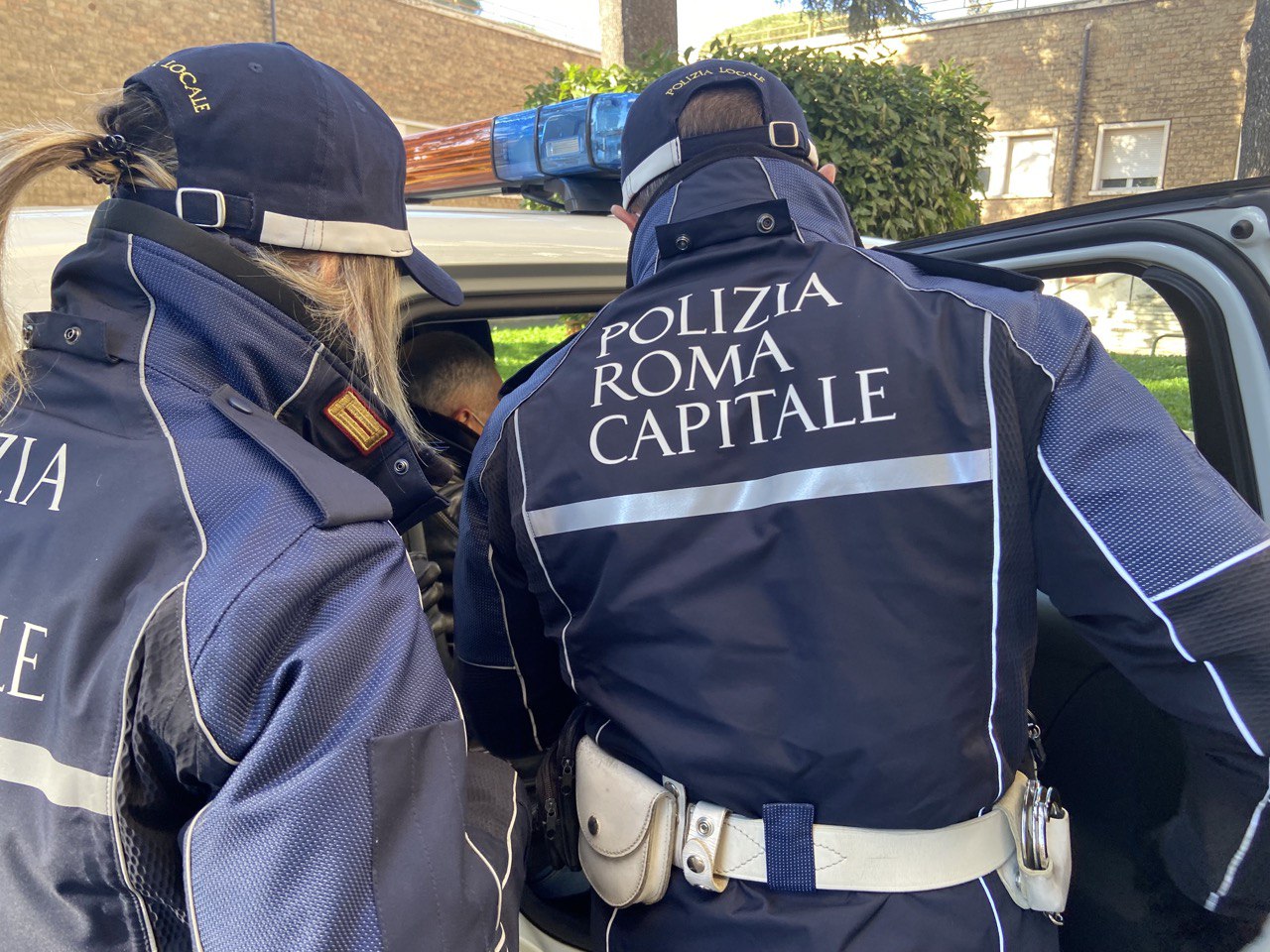 Roma, 100 sanzioni ai pubblici esercizi: chiusa dalla polizia locale una discoteca che ospitava molte più persone del consentito
