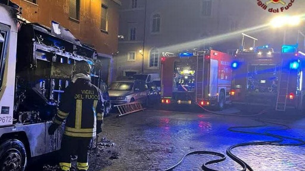 Roma, spazzatrice dell’Ama in fiamme nella notte