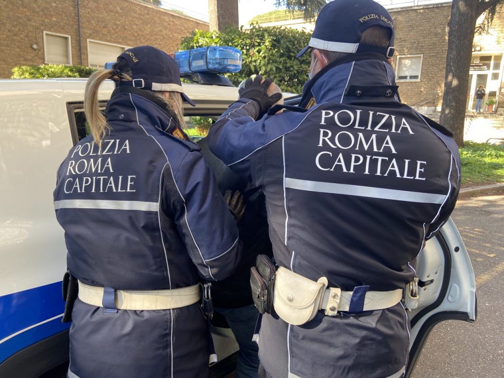 Villa Gordiani, pattuglia della polizia locale sventa furto