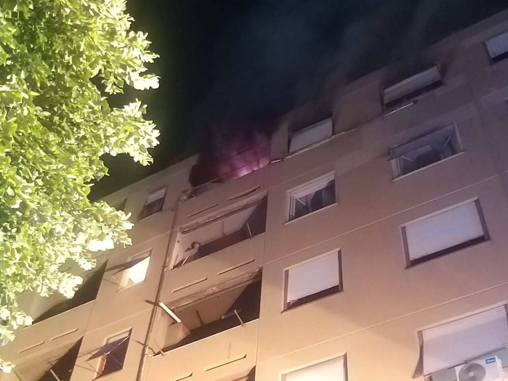 Tor Bella Monaca, palazzina in fiamme nella notte: 8 intossicati, 2 gravi