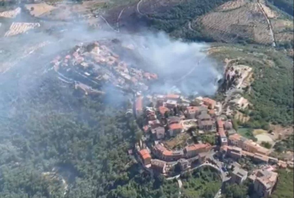 San Polo dei Cavalieri, fiamme a ridosso delle abitazioni per un incendio di sterpaglia: evacuate alcune famiglie