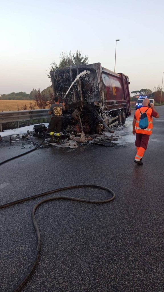 Laurentina, fiamme ad un mezzo Ama all’altezza di via Strampelli