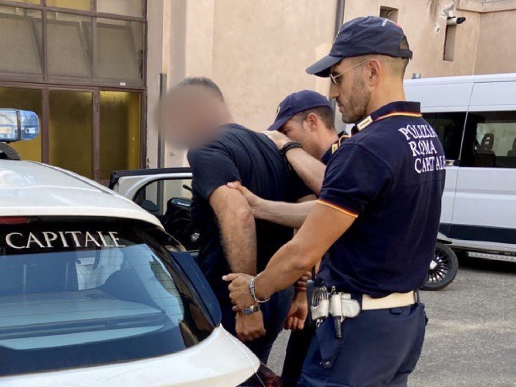 Roma est, saccheggiava i negozi del Centro Commerciale travestito con parrucca e baffi finti