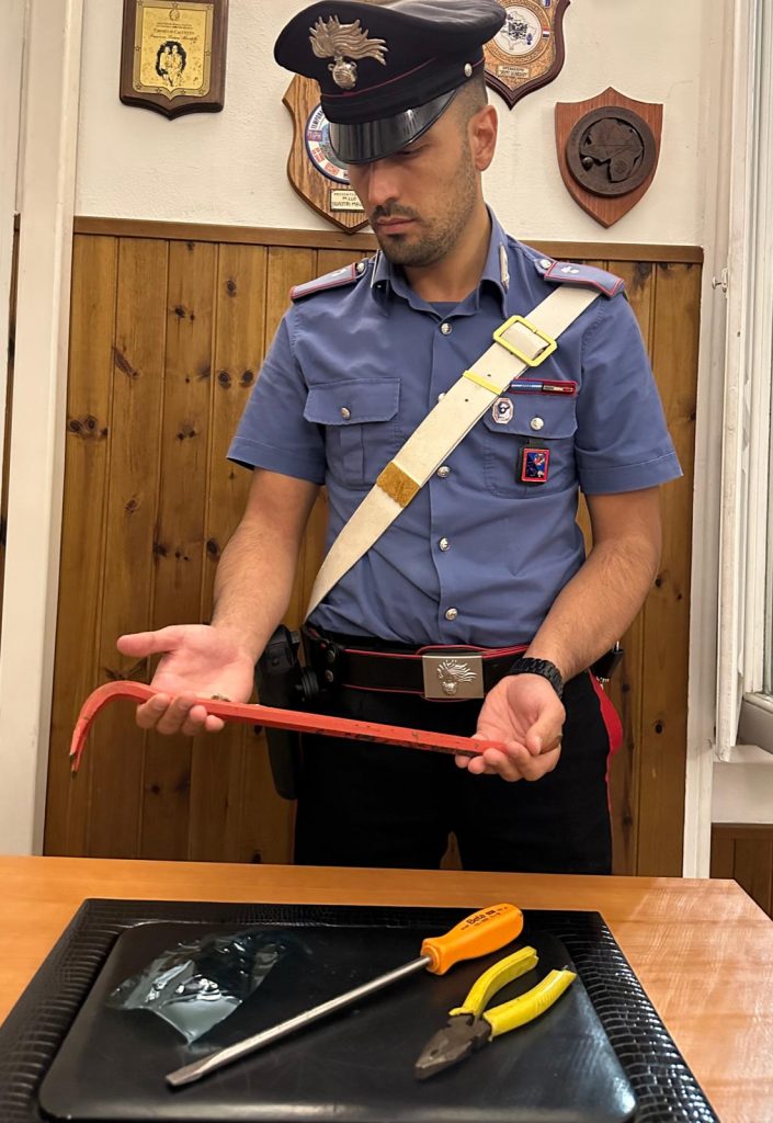 Roma, si infilano in un condominio per compiere un furto: bloccate dai carabinieri
