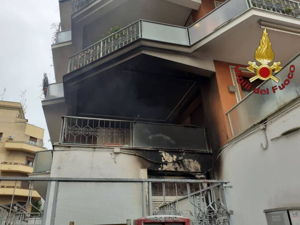 Roma, incendio all’ufficio postale: evacuati i residenti della palazzina