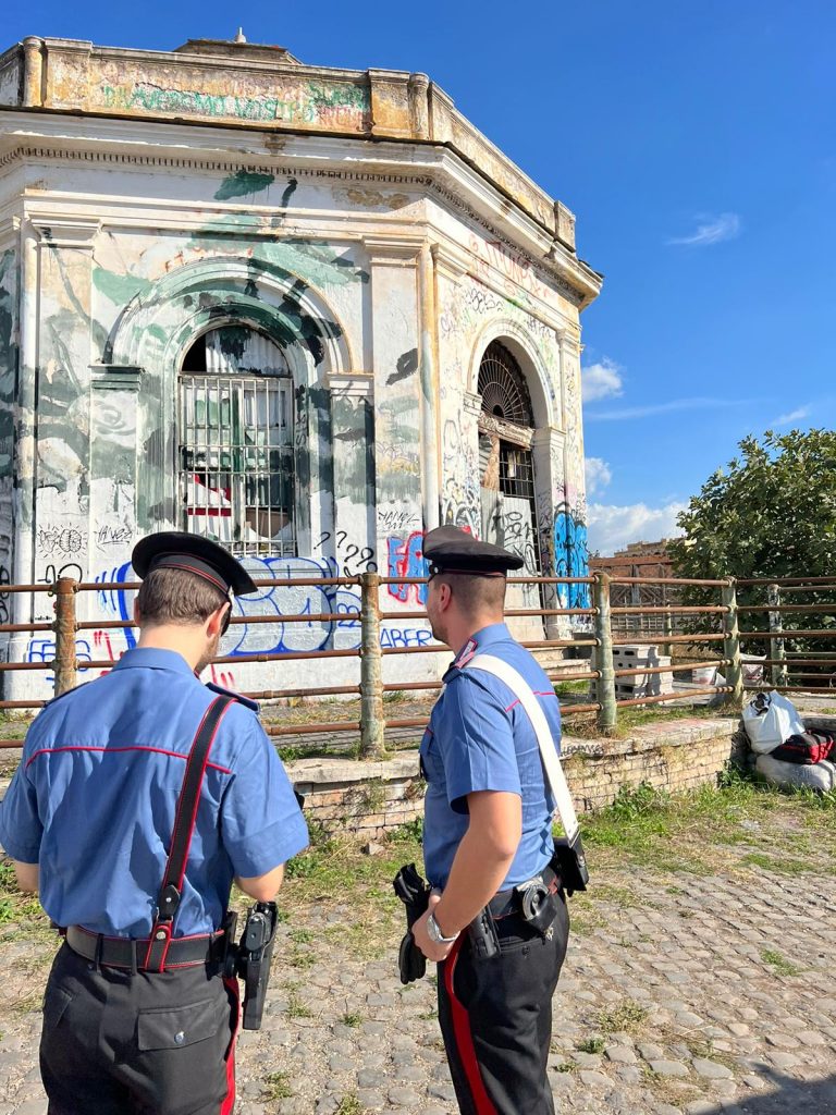 Roma, carabinieri e polizia locale sgomberano il “Panottico”
