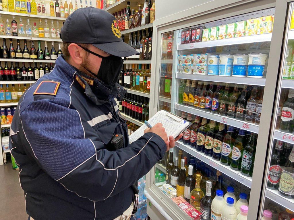 Roma: Cibi scaduti, mancata esposizione dei prezzi e vendita di alcol fuori orario. Minimarket sanzionato dalla Polizia di Roma Capitale