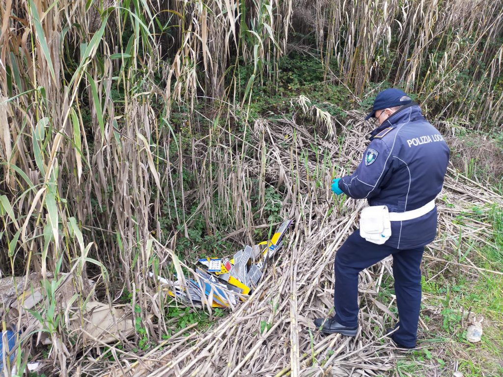 Lanuvio la Polizia Locale rinviene oltre 70 targhe di autoveicoli