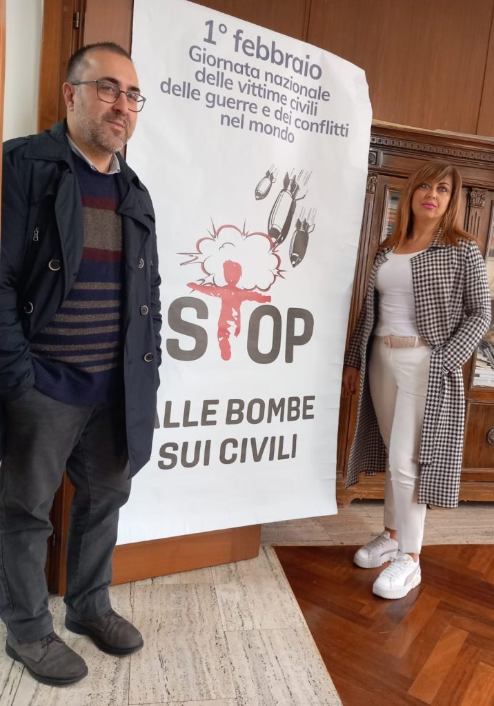 LANUVIO, PER LA GIORNATA NAZIONALE DELLE VITTIME CIVILI DELLE GUERRE E DEI CONFLITTI NEL MONDO ILLUMINATA DI BLU LA TORRE MEDIEVALE