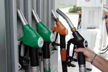 Benzina e diesel, prezzi ancora in calo: verde self ai minimi dell’anno