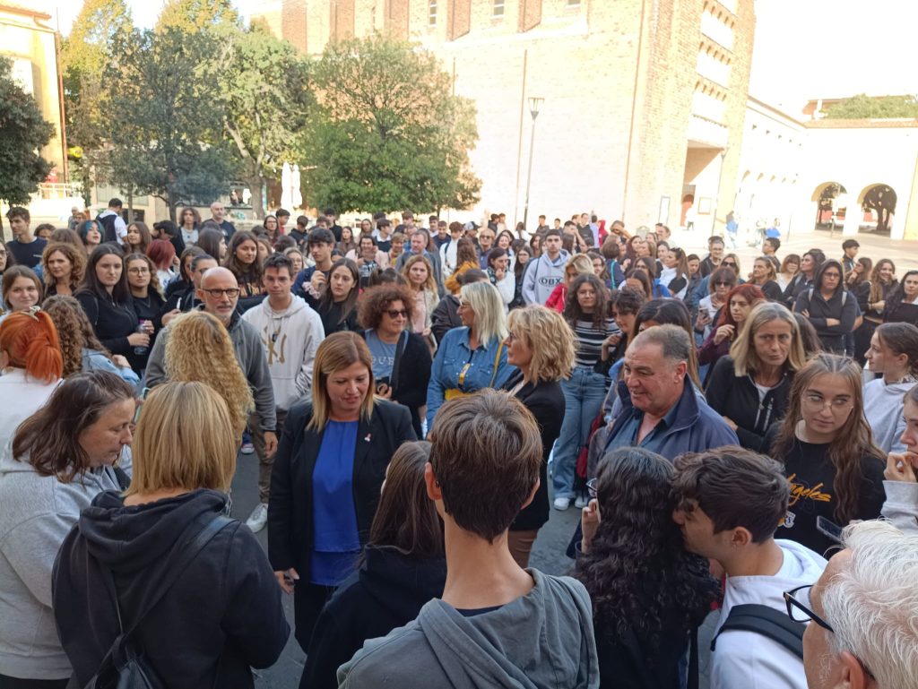 Sindaco e studenti in piazza