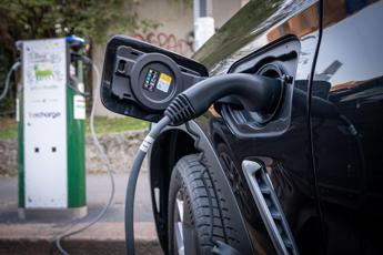 Auto elettriche? Ecco come guidarle con il freddo senza pensare alle batterie