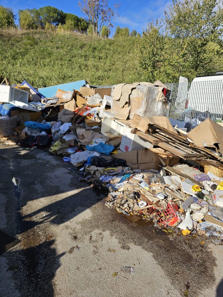 Val Melaina, il mercato tra discarica e un mercato parallelo. “Situazione fuori controllo”