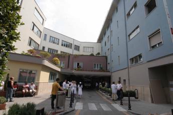 Napoli, incendio nel reparto Covid dell’ospedale di Frattamaggiore: grave una paziente