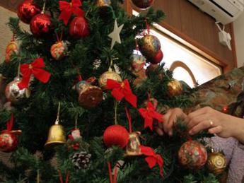 Tombolate e feste notturne, come sopravvivere al Natale in condominio